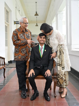 Sri Mulyani dan suami, Tonny Sumartono, hadiri wisuda anak mereka, Adwin Haryo Indrawan, yang lulus dokter spesialis FKUI. (Instagram @smindrawati)